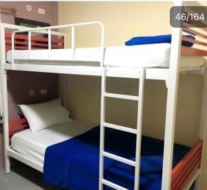 מיטה או מיטות קומותיים בחדר ב-Captan Home