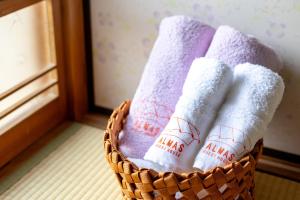 uma cesta cheia de toalhas num quarto em アルマス伊王島 em Nagasaki