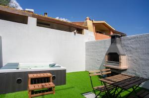 a backyard with a hot tub and a table and chairs at Casa Bijou in Pula
