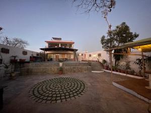 um edifício com um círculo no meio de um pátio em Auspicious villa em Udaipur