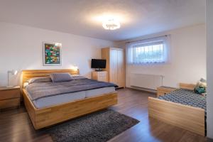 Ein Bett oder Betten in einem Zimmer der Unterkunft Pension Lunatyk