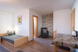 Ein Bett oder Betten in einem Zimmer der Unterkunft Pension Lunatyk