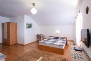 Ein Bett oder Betten in einem Zimmer der Unterkunft Pension Lunatyk