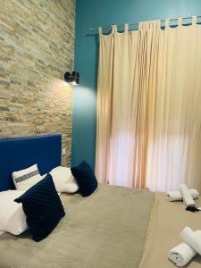 ein Schlafzimmer mit einem Bett mit Kissen und einem Fenster in der Unterkunft LE 31 in Carcassonne