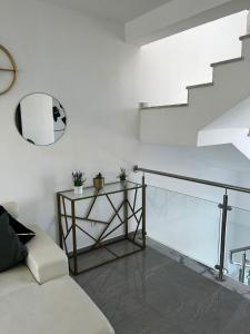 Biały salon z kanapą i schodami w obiekcie VILLA NAYELI Luxury and Simplicity w mieście Órgãos
