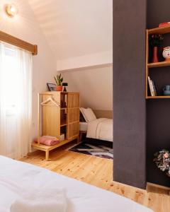 科拉欣Home rent NABRDO的带床和书架的卧室