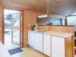 una cucina con lavandino e piano di lavoro di Three-Bedroom Holiday home in Juelsminde 17 a Sønderby