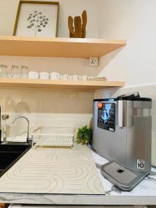 Cozy Ocean View APT in KK City Center的厨房或小厨房