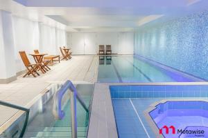 a large swimming pool with a hot tub at MetaWise Chatswood 1Bed next to station in Sydney