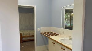 邦加里Ground floor, family unit on the canal with free WIFI!的相册照片