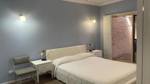 Ground floor, family unit on the canal with free WIFI!客房内的一张或多张床位
