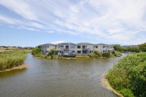 Un río con casas a un lado. en Apartment in Century City, en Ciudad del Cabo