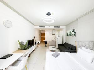 - un salon avec un lit et un canapé dans l'établissement Studio at Spring Oasis Dubai Silicon Oasis By ANW Vacation Homes, à Dubaï