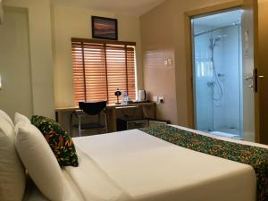 Adis Hotels Ibadan客房内的一张或多张床位
