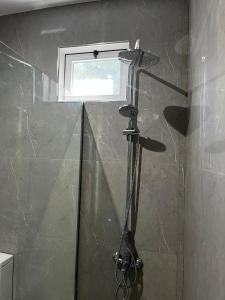 a shower in a bathroom with a window at VILLA NAYELI Luxury and Simplicity in Órgãos