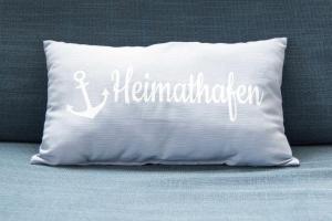 a white pillow with the words i remember at Ferienwohnung Heimathafen in Strande