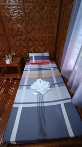 pokój z 2 łóżkami i ręcznikami w obiekcie LOONY CAFE w mieście Loon