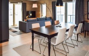 uma sala de jantar e sala de estar com mesa e cadeiras em Amazing Apartment In Geilo With House A Mountain View em Geilo