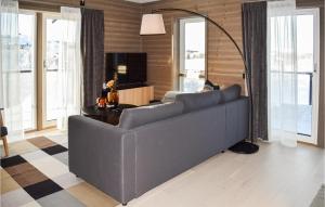 uma sala de estar com um sofá e uma televisão em Amazing Apartment In Geilo With House A Mountain View em Geilo