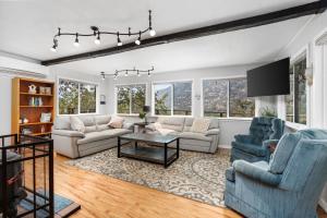 a living room with couches and a table at Views, Hot Tub, Outdoor Shower, 15m from Sequoia in Three Rivers