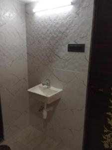 Bathroom sa Asmi Palace, Bhaimala, Alibag