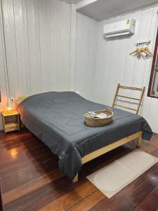 een bed in een kamer met een mand erop bij บ้านยายโฮมเทล Baan yai hometel in Nakhon Phanom
