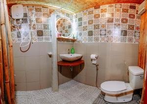 un piccolo bagno con un water e un lavandino di Nomad Yurts a Coron
