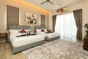 1 dormitorio con 2 camas y ventana grande en BalikPulau Cozy Home 4BR w BBQ, en Balik Pulau