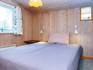 En eller flere senge i et værelse på Holiday home Juelsminde IX