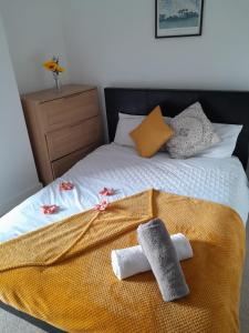 a bedroom with a bed with towels on it at Stylish 3 beds North Greenwich 02 Arena Apartment in London