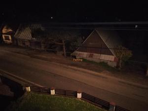 widok na farmę w nocy ze stodołą w obiekcie Apartmán Nina w mieście Orawska Półgóra
