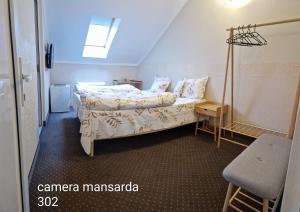 een kleine slaapkamer met een bed en een tafel bij Casa Veronica in Baile Felix