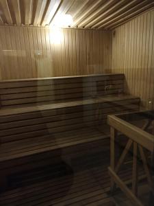 sauna z drewnianymi ławkami i lampką w obiekcie Садиба у Льотчика w mieście Polyana (Polana)