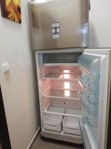 um frigorífico vazio com a porta aberta com a porta aberta em Apartmány Elisabeth em Železná Ruda