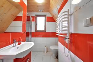 Dom Rodzinny في زومب: حمام مع حوض ومرحاض