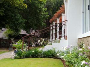 a house with a garden with flowers in the yard at Gentle Breeze Retreat in Parys