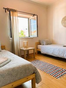 una camera con due letti e una finestra e un tappeto di Ocean House Relax, Nature & Fun a Santo Isidoro