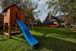 plac zabaw z niebieską zjeżdżalnią na dziedzińcu w obiekcie Dom Rodzinny w Zębie +37 zdjęć