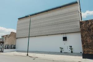 un grand bâtiment avec deux portes de garage blanches dans l'établissement Plexi Space, à Athènes