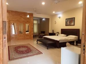 1 dormitorio grande con 1 cama y baño en Ghairaat Castles, en Chitral