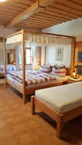a bedroom with two beds in a room at heurigengasthof prinz in Krumau am Kamp