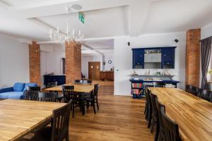 comedor con mesas y sillas de madera en Czar Mamry Apartamenty, en Węgorzewo