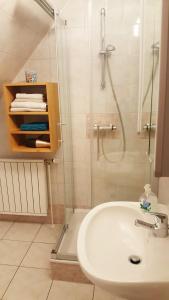 een witte badkamer met een douche en een wastafel bij heurigengasthof prinz in Krumau am Kamp