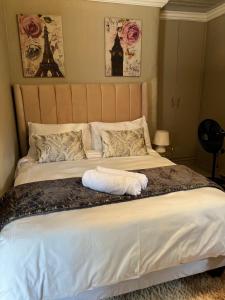 Un dormitorio con una cama con una toalla encima. en 17 Byvanger Luxury Home Deluxe Queen Suite Room 1, en Centurion 20 fotos más