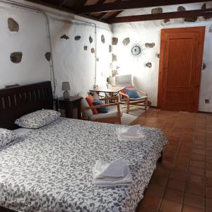 a bedroom with a bed with towels on it at Casa Luis in Hermigua