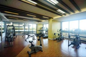 ein Fitnessstudio mit mehreren Laufbändern und Ergometern in der Unterkunft Grand Riviera suite Condotel in Manila