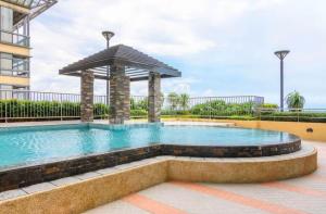 einen Pool mit Pavillon in der Unterkunft Grand Riviera suite Condotel in Manila + 16 Fotos