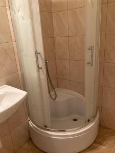 La salle de bains est pourvue d'une douche avec une porte en verre. dans l'établissement Tilia2, à Mirijevo