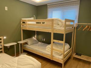 Двухъярусная кровать или двухъярусные кровати в номере hola! Hostel