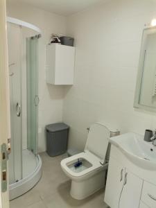 biała łazienka z toaletą i umywalką w obiekcie Joker w mieście Požarevac